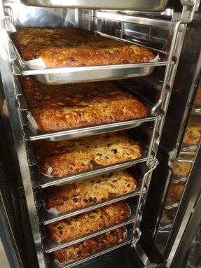 Bravo à l'équipe de cuisine qui a préparé des puddings maison pour demain, jeudi